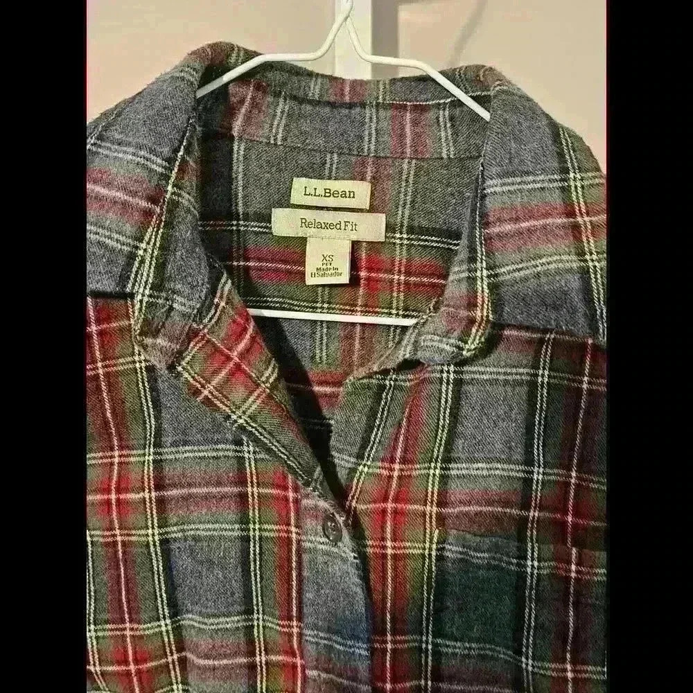 L.L.Bean Relaxed Fit Flannel Shirt - XS - Cozy and Stylish - Picture 5 of 5